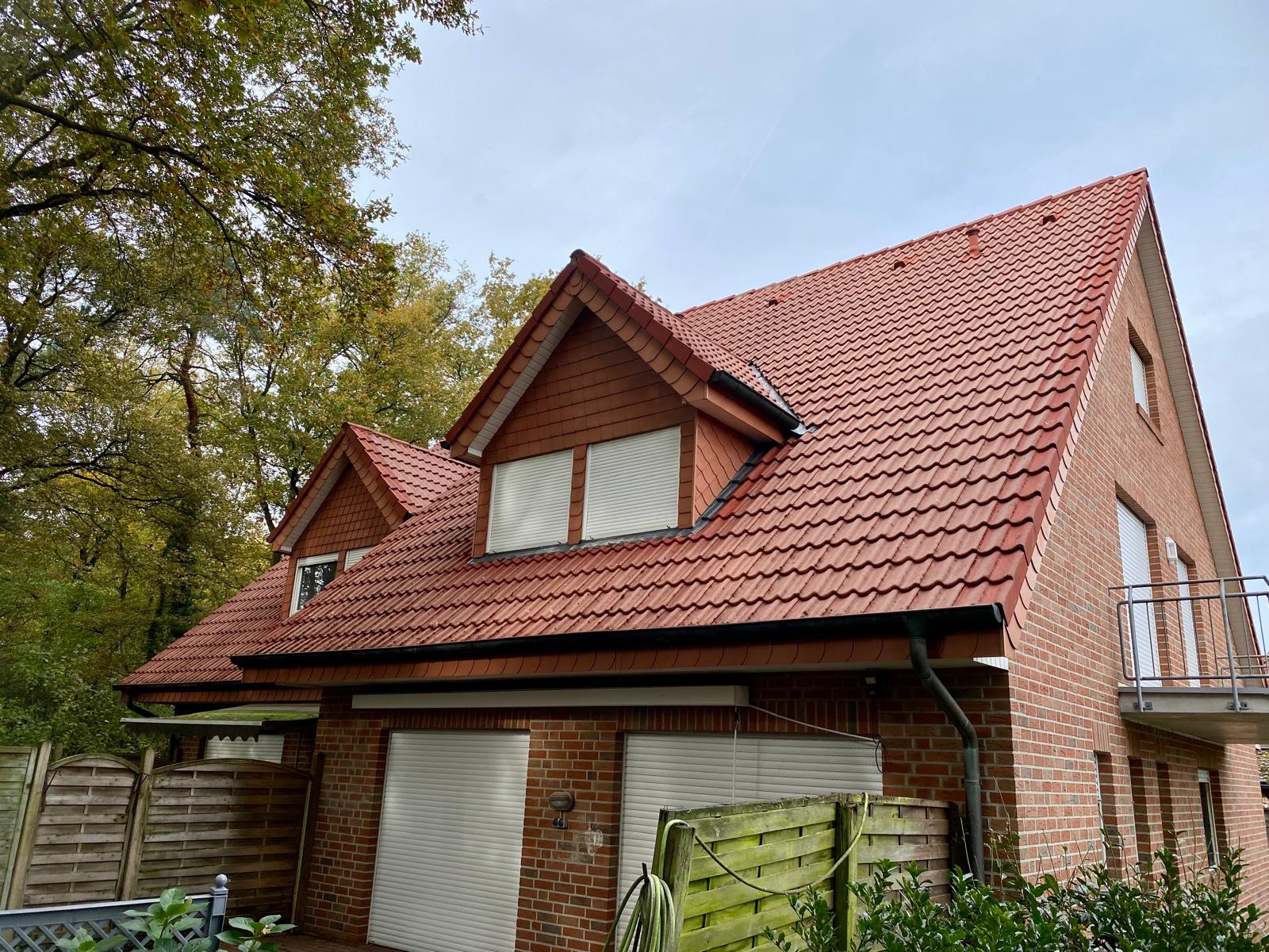 Dach in Holthausen nach der Reinigung &ndash; porentief sauber.